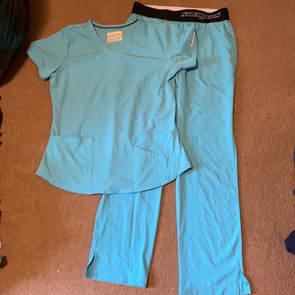 Scrubs top and bottom Skechers M in both